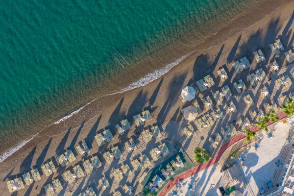 Hotelstrand mit Liegen