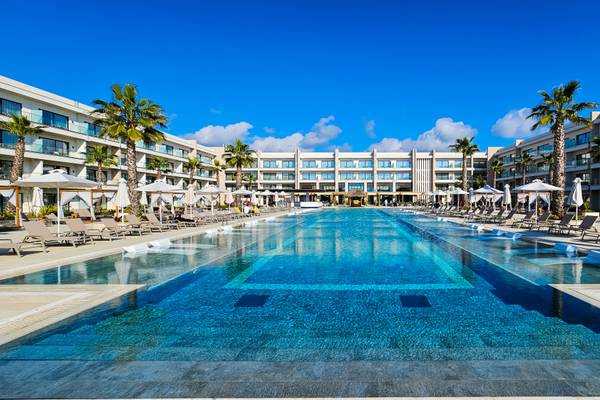 Ausblick auf einen Hotelpool