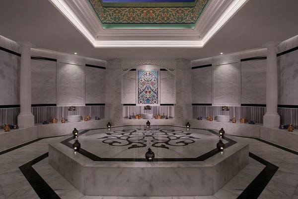 Spa-Bereich im Anantara The Palm Dubai Resort mit Marmorwänden, zentralen Wasserbecken und dekorativen Wandmalereien.