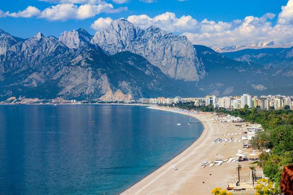 Strand in Antalya mit Bergen im Hintergrund