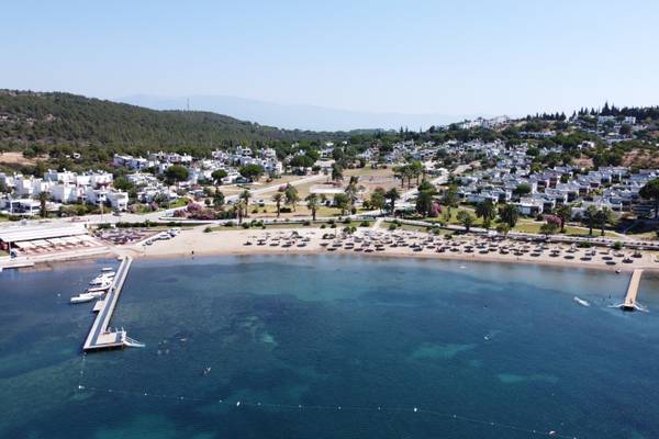 Sandstrand mit Booten in der Türkei