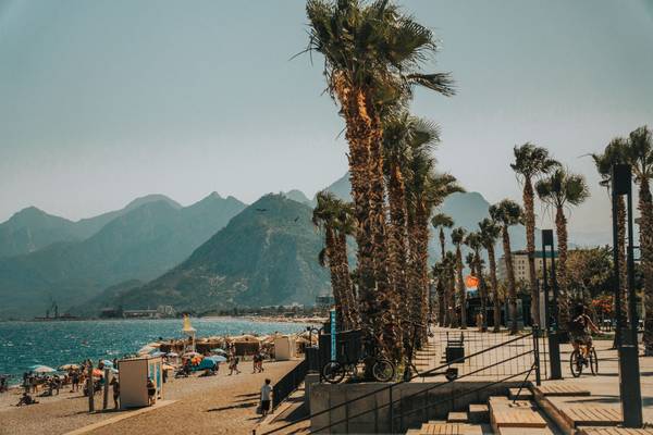 Strand mit Palmen in der Türkei