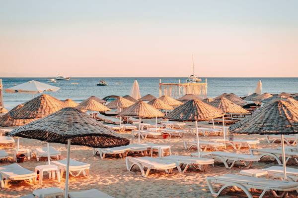 Strand mit Sonnenschirmen in der Türkei