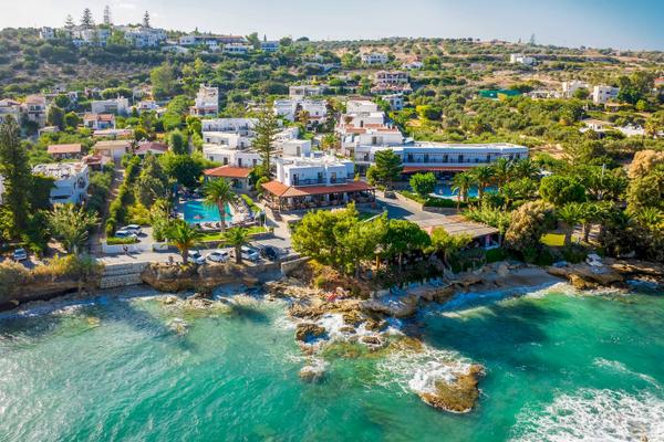 Außenansicht des Hersonissos Maris Hotels mit Swimmingpool und Balkonen.