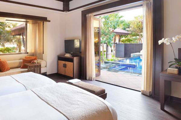 Doppelzimmer im Anantara The Palm Dubai Resort mit Blick auf den Pool.