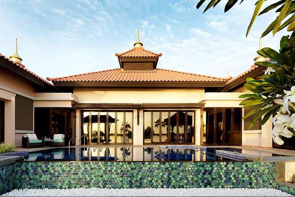 Außenansicht der Villa im Anantara The Palm Dubai Resort mit Pool und Terrasse.