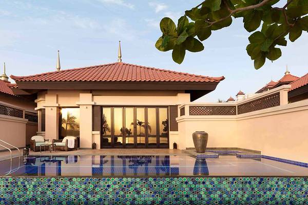 Außenpool des Anantara The Palm Dubai Resorts mit traditioneller Architektur und bunten Kacheln