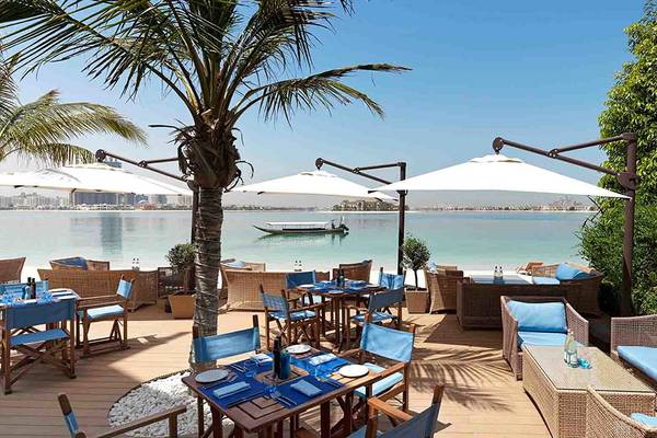 Terrasse des Anantara The Palm Dubai Resort mit Blick auf den Wasserweg