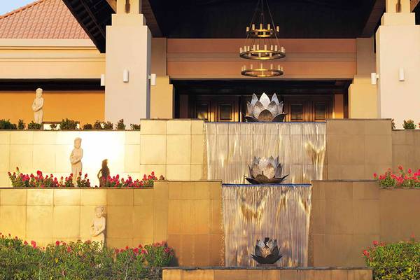Eingang des Anantara The Palm Dubai Resorts mit Wasserfall und Statuen