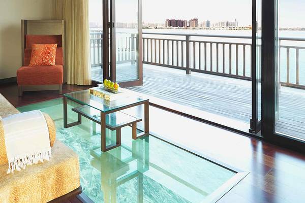 Wohnbereich im Anantara The Palm Dubai Resort mit Blick auf das Wasser.