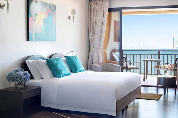 Hotelzimmer im Anantara The Palm Dubai Resort mit Blick auf das Meer und die Stadt.