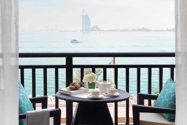 Blick vom Balkon des Anantara The Palm Dubai Resort auf das Meer und die Skyline von Dubai.