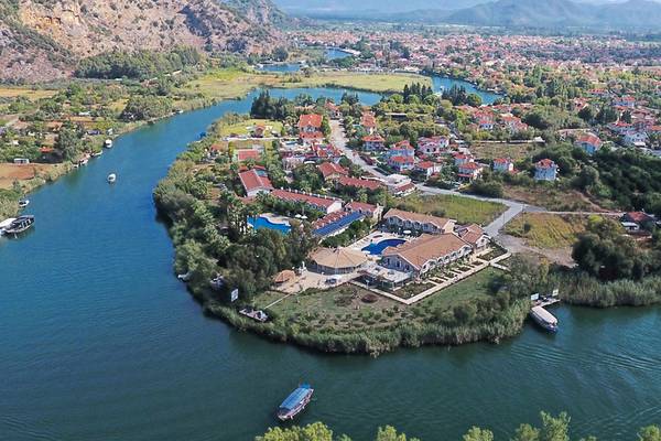 Luftaufnahme des Dalyan Resort Hotel auf einer Insel im Fluss.