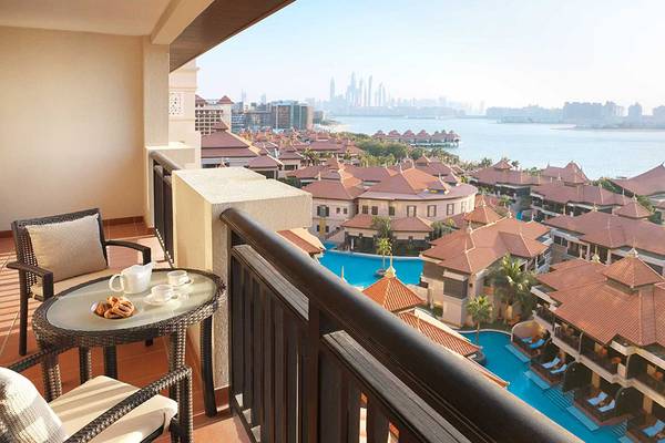 Aussicht von der Balkon des Anantara The Palm Dubai Resort mit Swimmingpool und Blick auf die Stadt