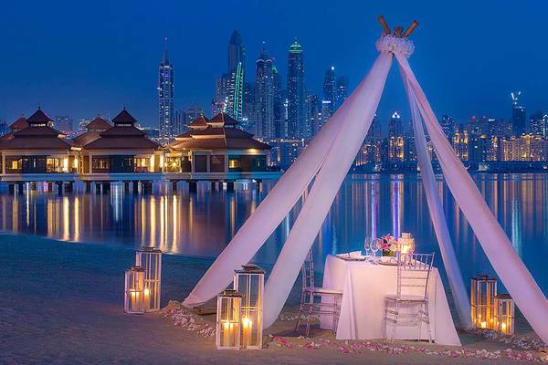 Dinnerzelt auf dem Strand des Anantara The Palm Dubai Resorts mit Blick auf die Stadt