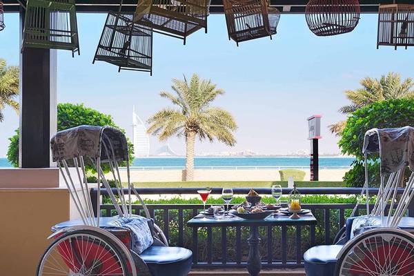 Terrasse des Anantara The Palm Dubai Resorts mit Blick auf die Bucht von Dubai.