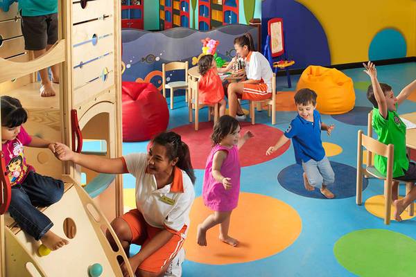 Kinder spielen in einem farbenfrohen Spielbereich im Anantara The Palm Dubai Resort.