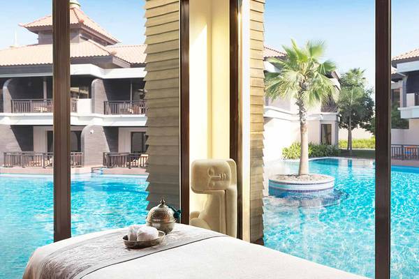 Ansicht von einem Zimmer im Anantara The Palm Dubai Resort mit Blick auf den Pool und Palme.