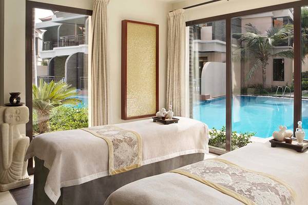 Innenansicht des Spas im Anantara The Palm Dubai Resort mit Blick auf den Pool.