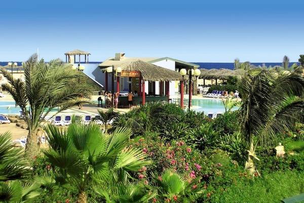 Außenansicht des VOI Vila Do Farol Resorts mit Pool, Bar und Gärten
