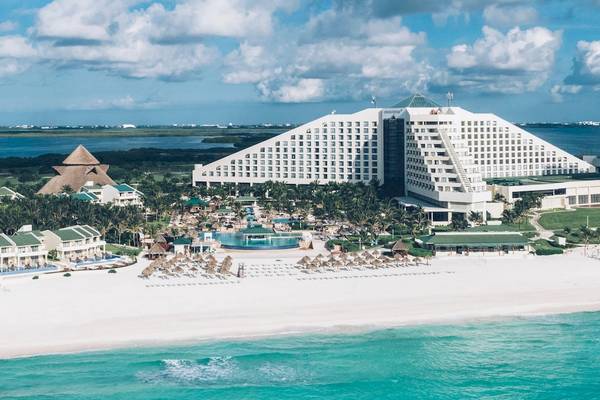 Luftaufnahme des Iberostar Selection Cancun Hotels mit mehreren Gebäuden, Swimmingpool und Strand
