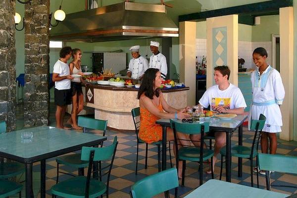 Gäste in einem Restaurant des VOI Vila Do Farol Resorts