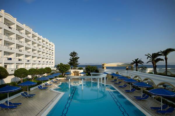 Außenpool des Mitsis Grand Hotel Beach mit Sonnenliegen und Sonnenschirmen