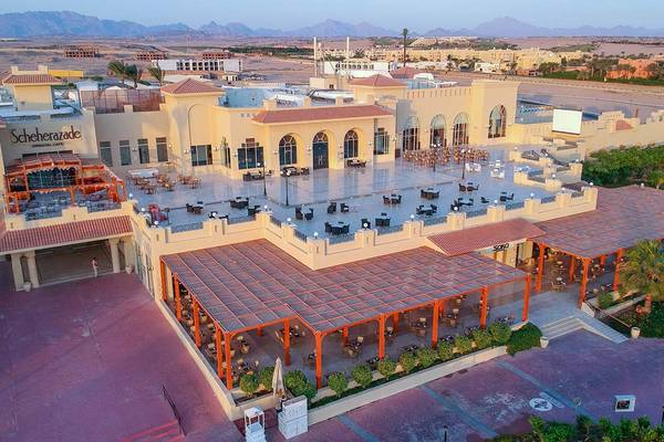 Luftaufnahme des Cleopatra Luxury Beach Resorts mit mehreren Gebäuden und Terrassen.