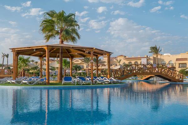 Pool mit Gazebo und Liegestühlen im Cleopatra Luxury Beach Resort