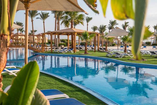 Außenpool mit Liegen und Palmen im Cleopatra Luxury Beach Resort