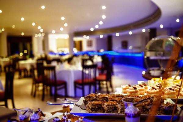 Buffet im Speisesaal des Cleopatra Luxury Beach Resort mit verschiedenen Desserts und Getränken.