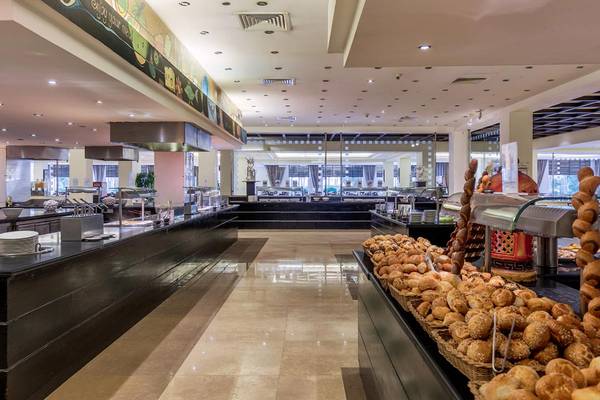 Innenansicht des Buffets im Cleopatra Luxury Beach Resort mit verschiedenen Backwaren und servierten Speisen.