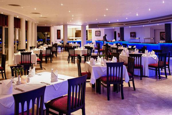 Innenbereich des Restaurants im Cleopatra Luxury Beach Resort mit gedeckten Tischen und Stühlen.