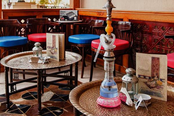Hotellounge mit Hookah und Tischen im Cleopatra Luxury Beach Resort