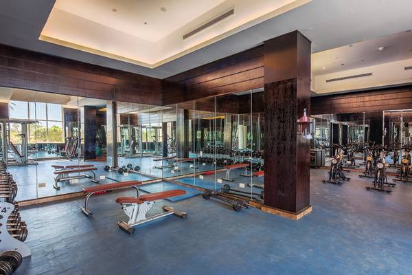 Fitnesscenter im Cleopatra Luxury Beach Resort mit vielen Geräten und Spiegeln.