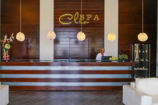 Rezeption im Cleopatra Luxury Beach Resort mit einer Frau hinter dem Schreibtisch.