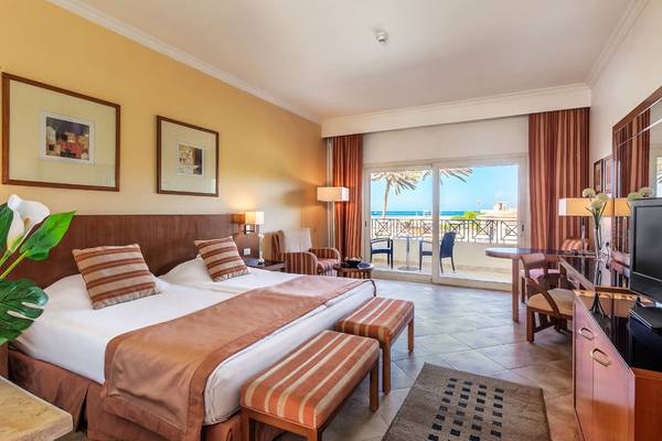 Doppelzimmer im Cleopatra Luxury Beach Resort mit Meerblick und Balkon.