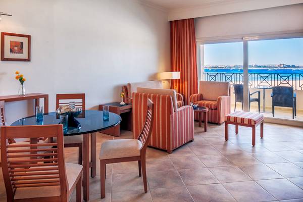 Wohnzimmer im Cleopatra Luxury Beach Resort mit Blick auf das Meer.