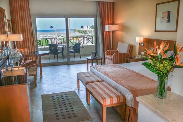 Doppelzimmer mit Balkon im Cleopatra Luxury Beach Resort mit Meerblick, modernem Interieur und komfortablen Möbeln.