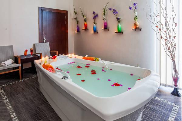 Jacuzzi im Cleopatra Luxury Beach Resort mit Blumen und Kerzen