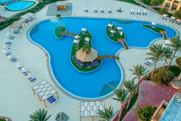 Luftaufnahme des Schwimmbeckens und der Liegestühle im Cleopatra Luxury Beach Resort.