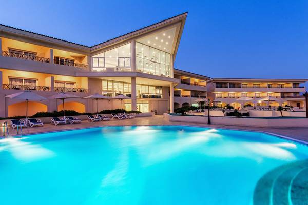 Nachtansicht des Cleopatra Luxury Beach Resorts mit Swimmingpool und Sonnenliegen