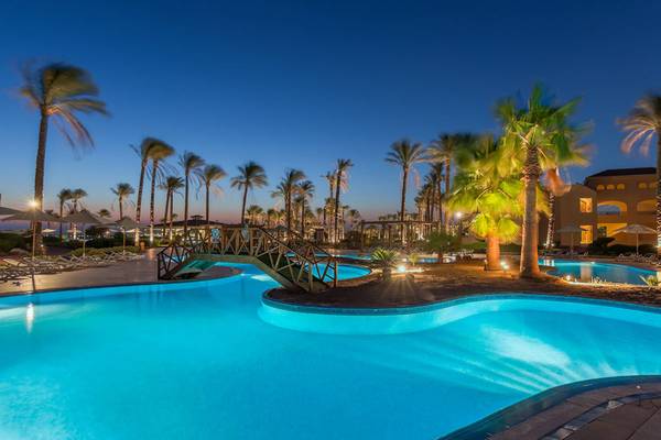 Kleopatra Luxury Beach Resort Pool bei Nacht mit Palmen und Hotel im Hintergrund