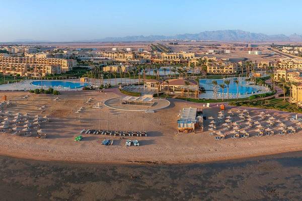 Luftaufnahme des Cleopatra Luxury Beach Resorts mit Swimmingpools und Sonnenschirmen am Strand