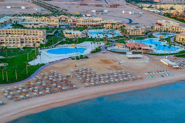Luftaufnahme des Cleopatra Luxury Beach Resorts mit Pools und Strandliegen
