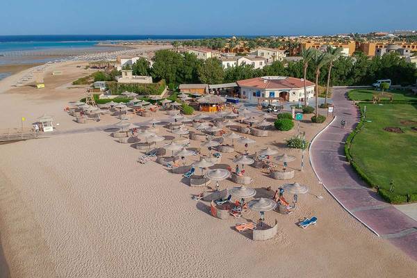 Luftaufnahme des Cleopatra Luxury Beach Resorts mit Strand, Sonnenschirmen und Gebäuden