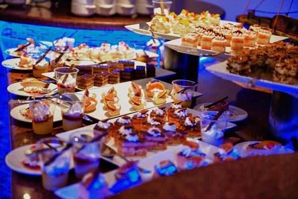 Ein Buffet mit vielen verschiedenen Süßigkeiten im Cleopatra Luxury Beach Resort Hotel.
