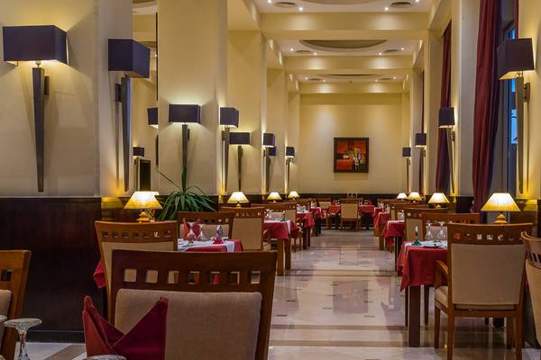 Innenansicht des Restaurants im Cleopatra Luxury Beach Resort mit gedeckten Tischen und stilvollen Lampen.