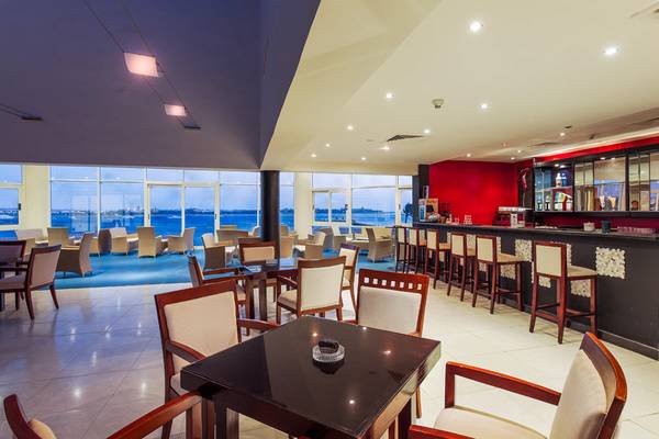 Innenansicht der Bar im Cleopatra Luxury Beach Resort mit Blick auf den Ozean.