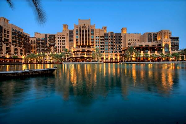 Jumeirah Mina A'Salam Hotel in Dubai mit illuminiertem Gebäude am Wasser